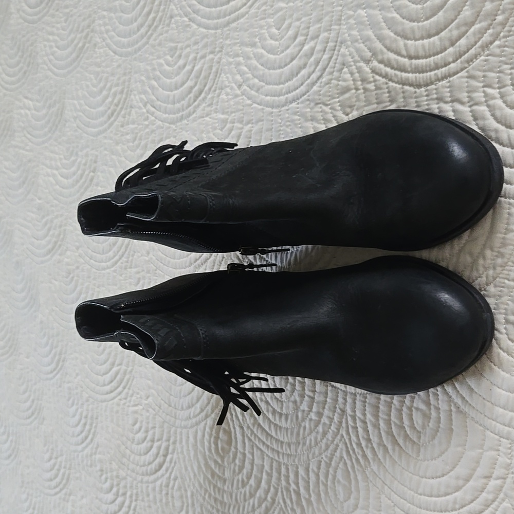 Clarks black ankle boot with fringe - Picture 2 of 7